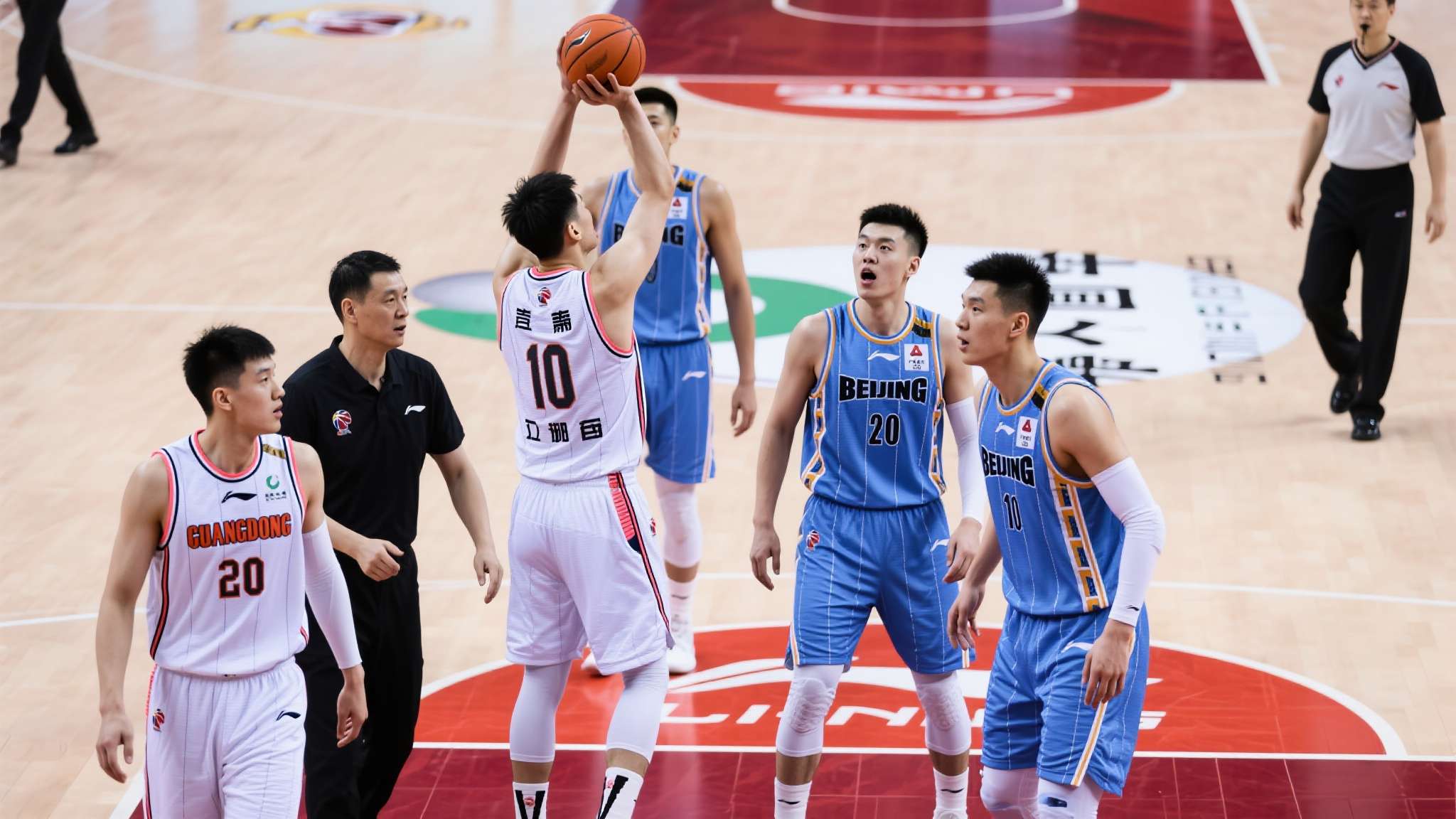 本场焦点战役中，北京男篮面对曾经在实力与底蕴上略胜一筹的对手，以一度落后20分的